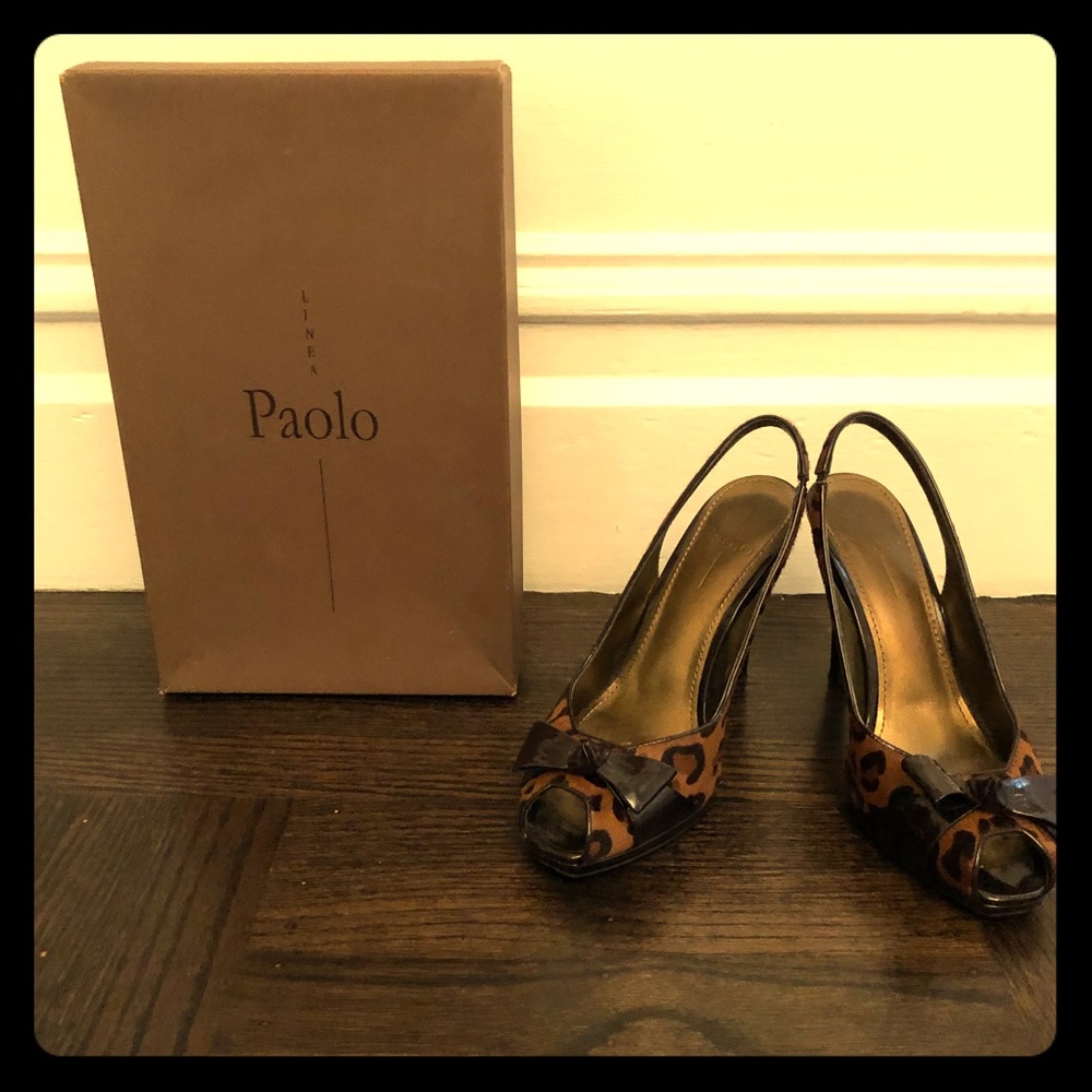 Peep toe leopard print pumps